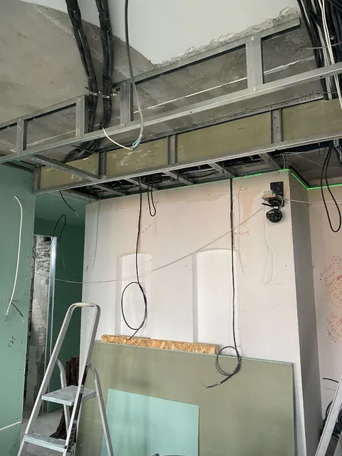 Каркас подвесного потолка и трассы коммуникаций до зашивки
