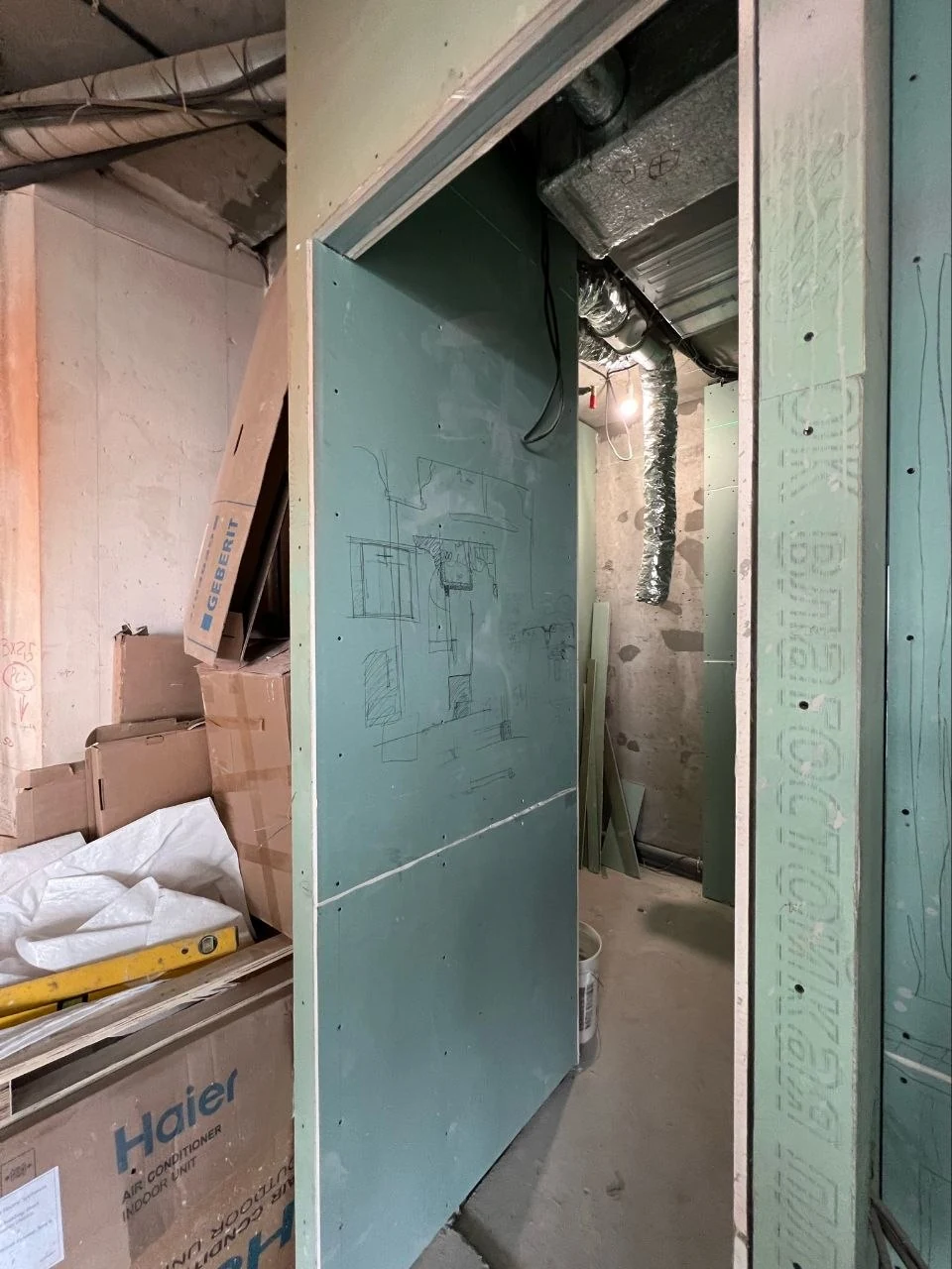 Технический узел до закрытия отделкой в квартире 110 м²